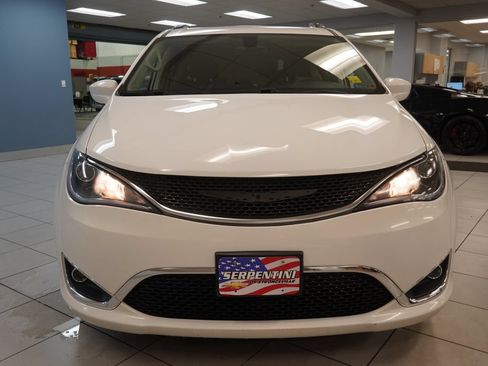 Used 2018 Chrysler Pacifica Touring-L w/ Premium Audio Group FWD image 15