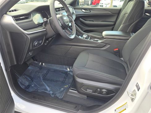 Certified 2024 Jeep Grand Cherokee Laredo X AWD/4WD image 28