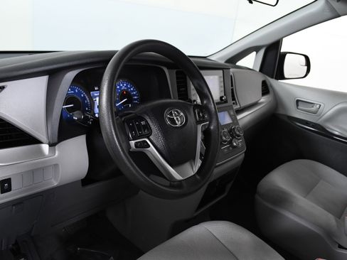 Used 2020 Toyota Sienna L image 19