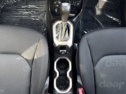 Used 2017 Jeep Renegade Latitude AWD/4WD image 15