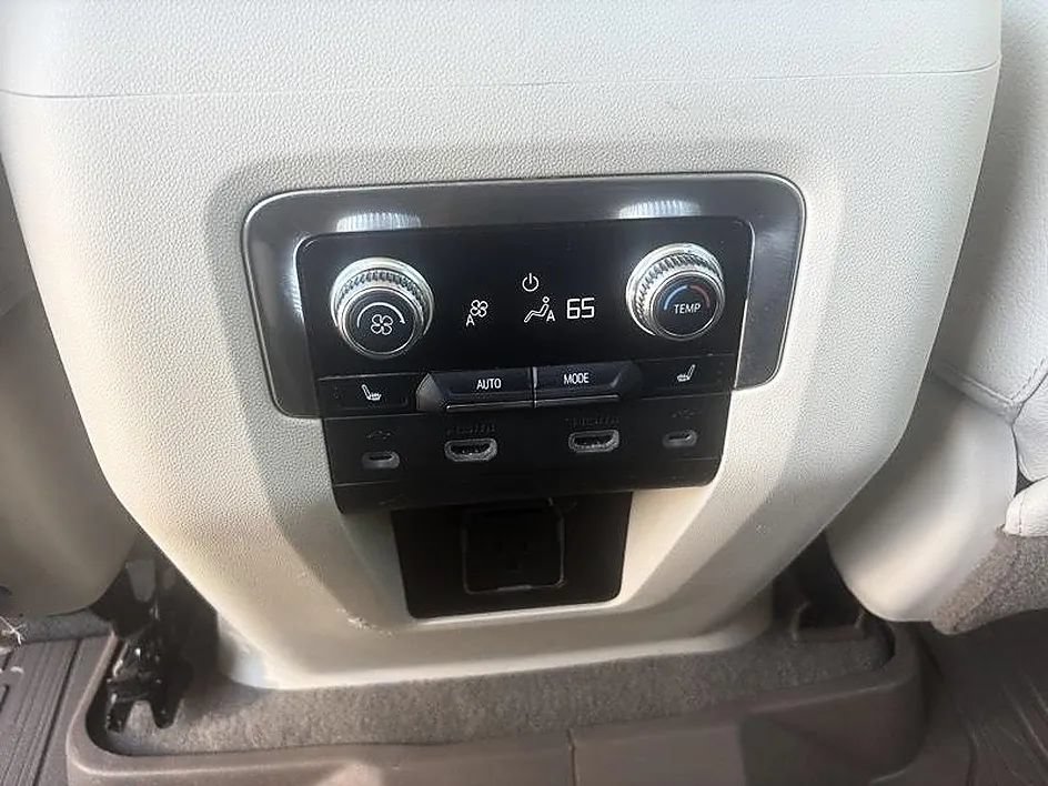 Used 2021 GMC Yukon XL Denali w/ Denali Premium Package AWD/4WD image 30