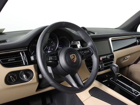 Certified 2025 Porsche Macan image 4