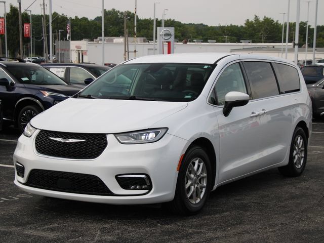 Used 2023 Chrysler Pacifica Touring-L FWD image 6