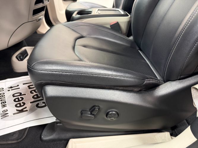 Used 2024 Chrysler Pacifica Touring-L FWD image 6