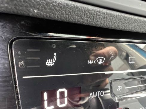 Used 2025 Volkswagen Jetta SE image 42