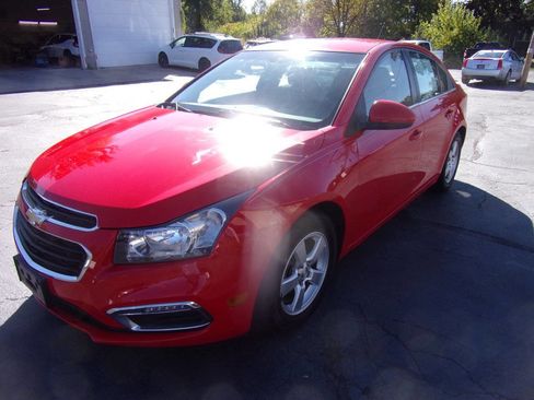 Used 2016 Chevrolet Cruze LT image 2