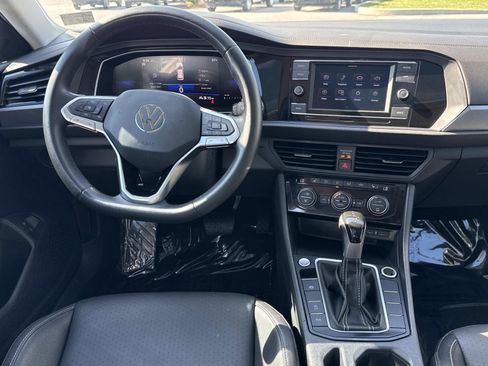 Used 2024 Volkswagen Jetta SE w/ Panoramic Sunroof Package image 2