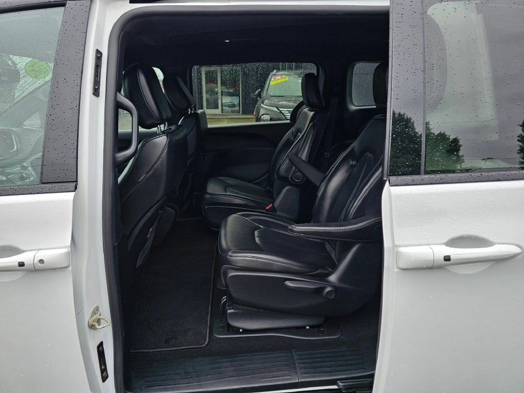 Used 2024 Chrysler Pacifica Limited FWD image 13