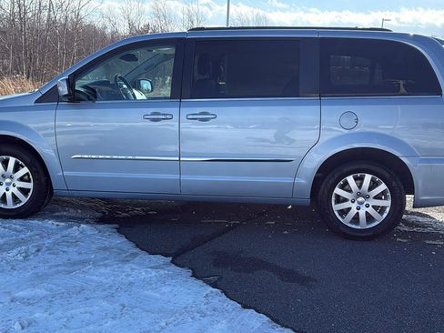 Used 2016 Chrysler Town & Country Touring image 13