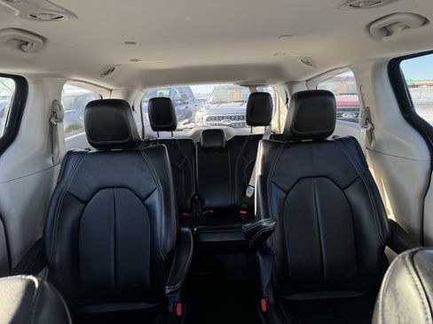 Used 2024 Chrysler Pacifica Select image 13