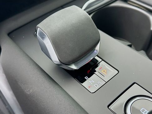 Used 2025 Land Rover Discovery S AWD/4WD image 29