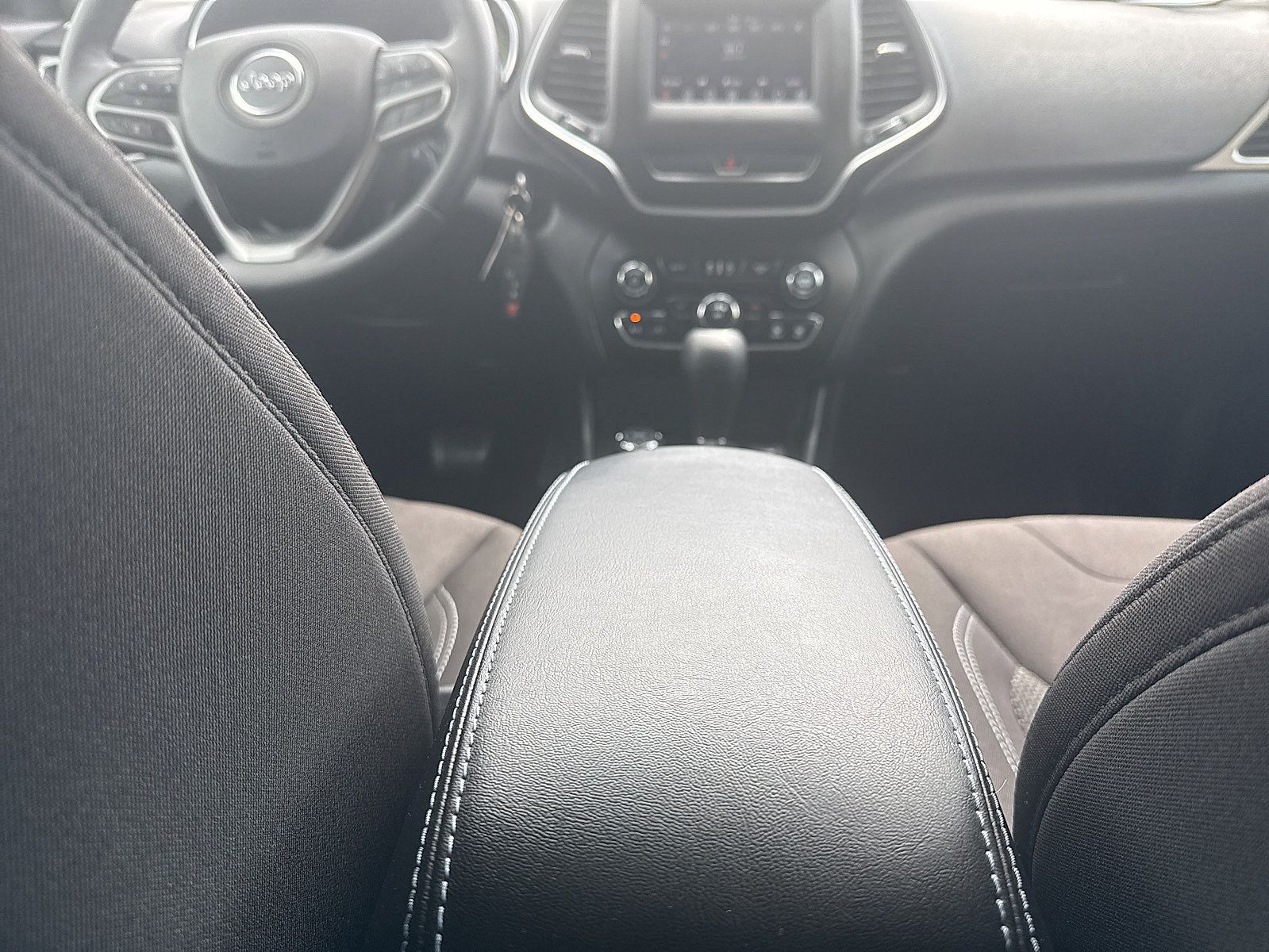 Used 2019 Jeep Cherokee Latitude w/ Cold Weather Group AWD/4WD image 41