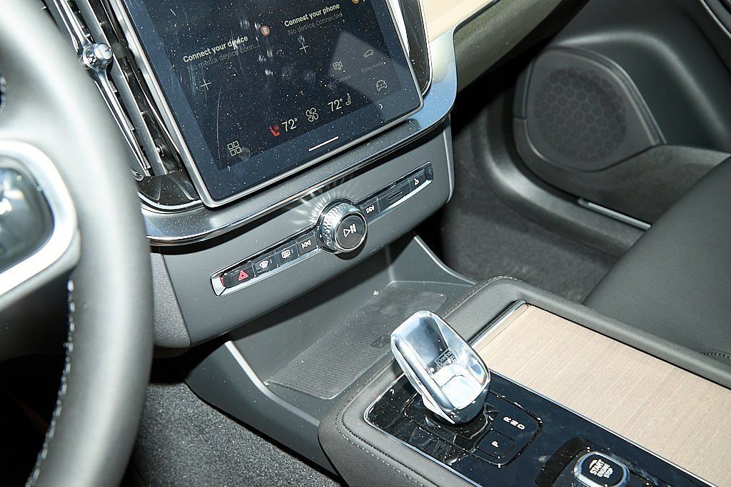 New 2026 Volvo XC90 B6 Plus w/ Protection Package Premier AWD/4WD image 15