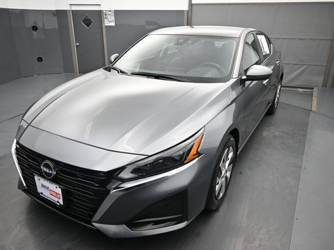 Used 2023 Nissan Altima 2.5 S FWD image 9