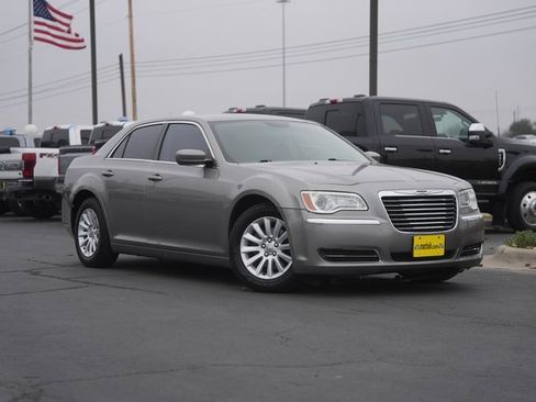 Used 2014 Chrysler 300 image 2
