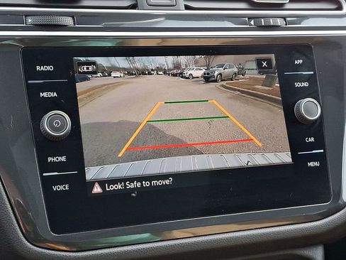 Used 2024 Volkswagen Tiguan SE w/ Panoramic Sunroof Package image 19