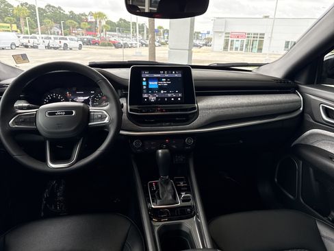 Used 2025 Jeep Compass Latitude AWD/4WD image 28