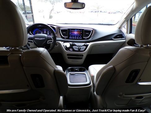 Used 2017 Chrysler Pacifica Touring-L Plus image 35