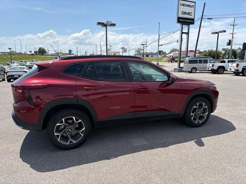 Used 2025 Chevrolet Trax LT FWD image 14