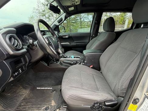 Used 2016 Toyota Tacoma TRD Off-Road w/ Premium & Technology Package RWD image 12