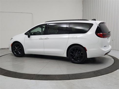 New 2026 Chrysler Pacifica Limited w/ S Appearance Package image 5