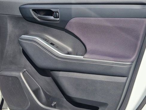 Used 2024 Toyota Highlander LE image 34