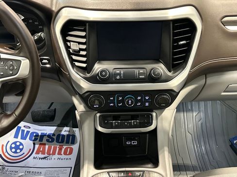 Used 2023 GMC Acadia SLT image 25