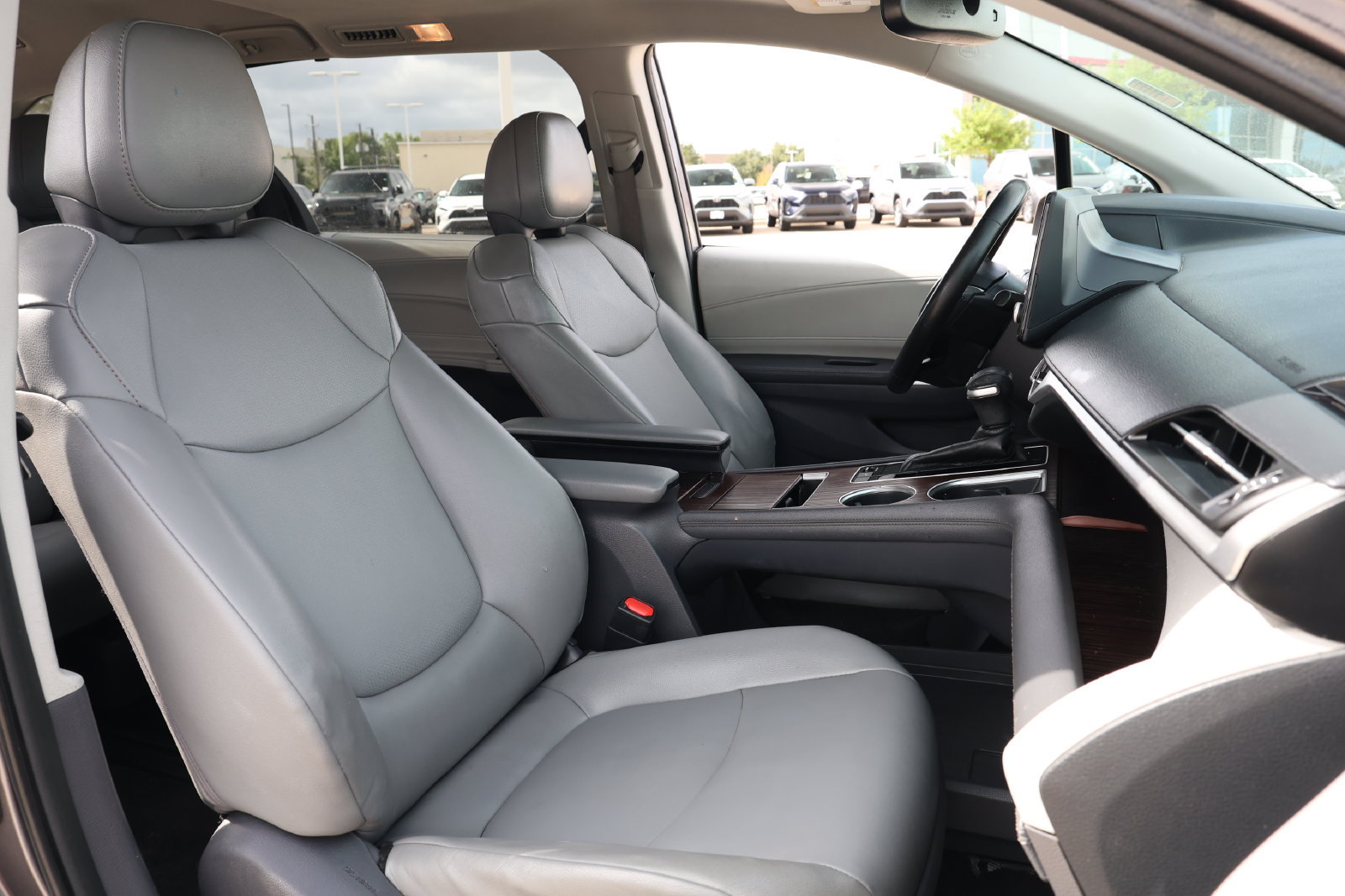 Used 2021 Toyota Sienna XLE FWD image 29