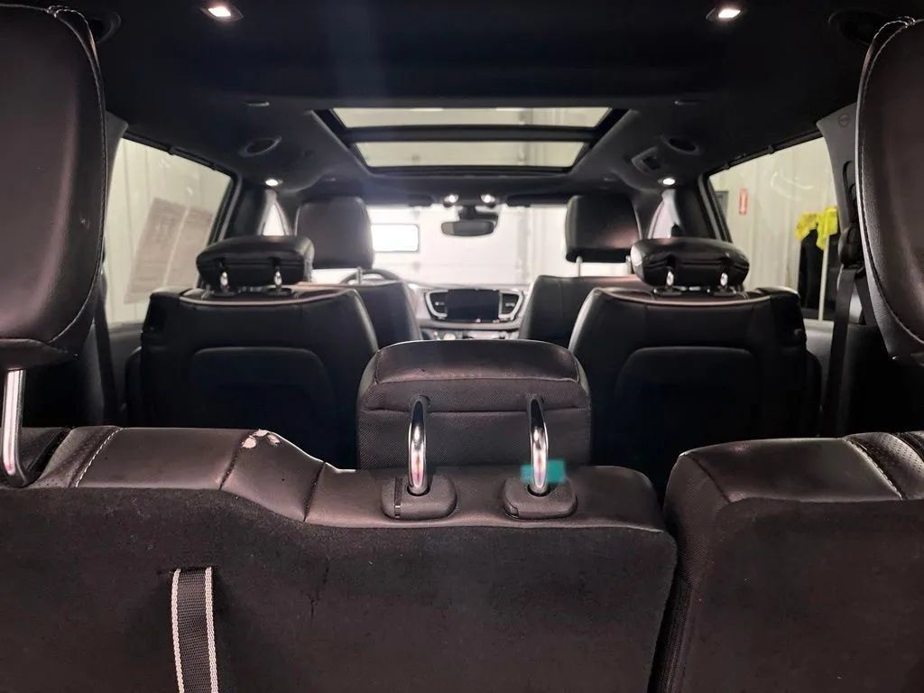 Used 2025 Chrysler Pacifica Limited FWD image 6