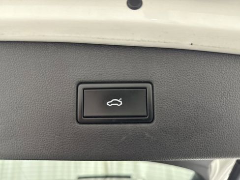 Used 2020 Volkswagen Tiguan SEL FWD image 31