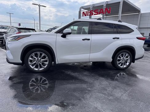 Used 2023 Toyota Highlander Limited FWD image 2