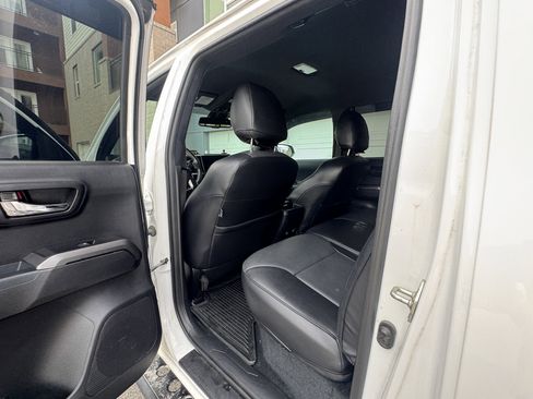 Used 2018 Toyota Tacoma TRD Off-Road w/ Technology Package image 27