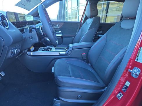 Used 2026 Mercedes-Benz GLB 250 4MATIC image 10