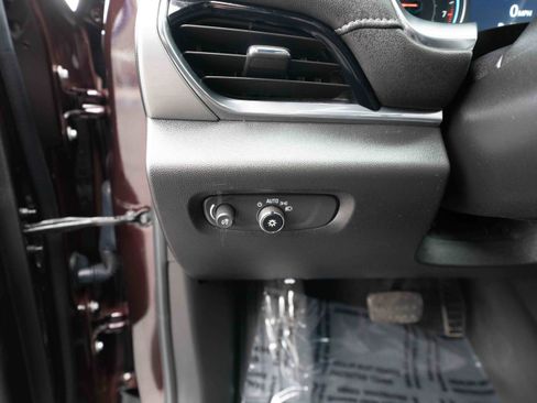 Used 2023 Chevrolet Traverse LT image 11