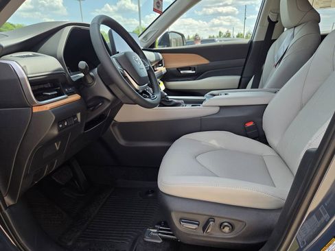 New 2026 Toyota Grand Highlander FWD image 5