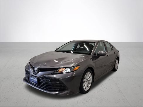 Used 2018 Toyota Camry LE FWD image 2