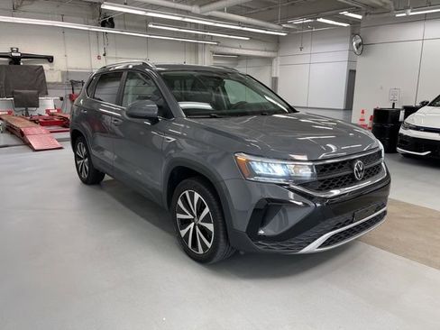 Used 2022 Volkswagen Taos SE w/ IQ.Drive SE Package image 5