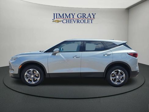 Used 2025 Chevrolet Blazer LT AWD/4WD image 2