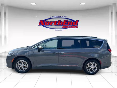 Used 2023 Chrysler Pacifica Limited FWD image 6