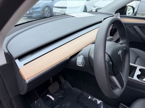 Used 2024 Tesla Model Y Long Range AWD/4WD image 10