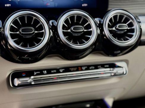 Used 2025 Mercedes-Benz GLB 250 image 36