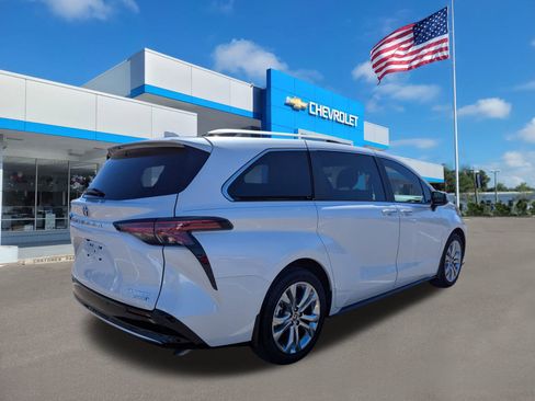 Used 2024 Toyota Sienna Platinum FWD image 4