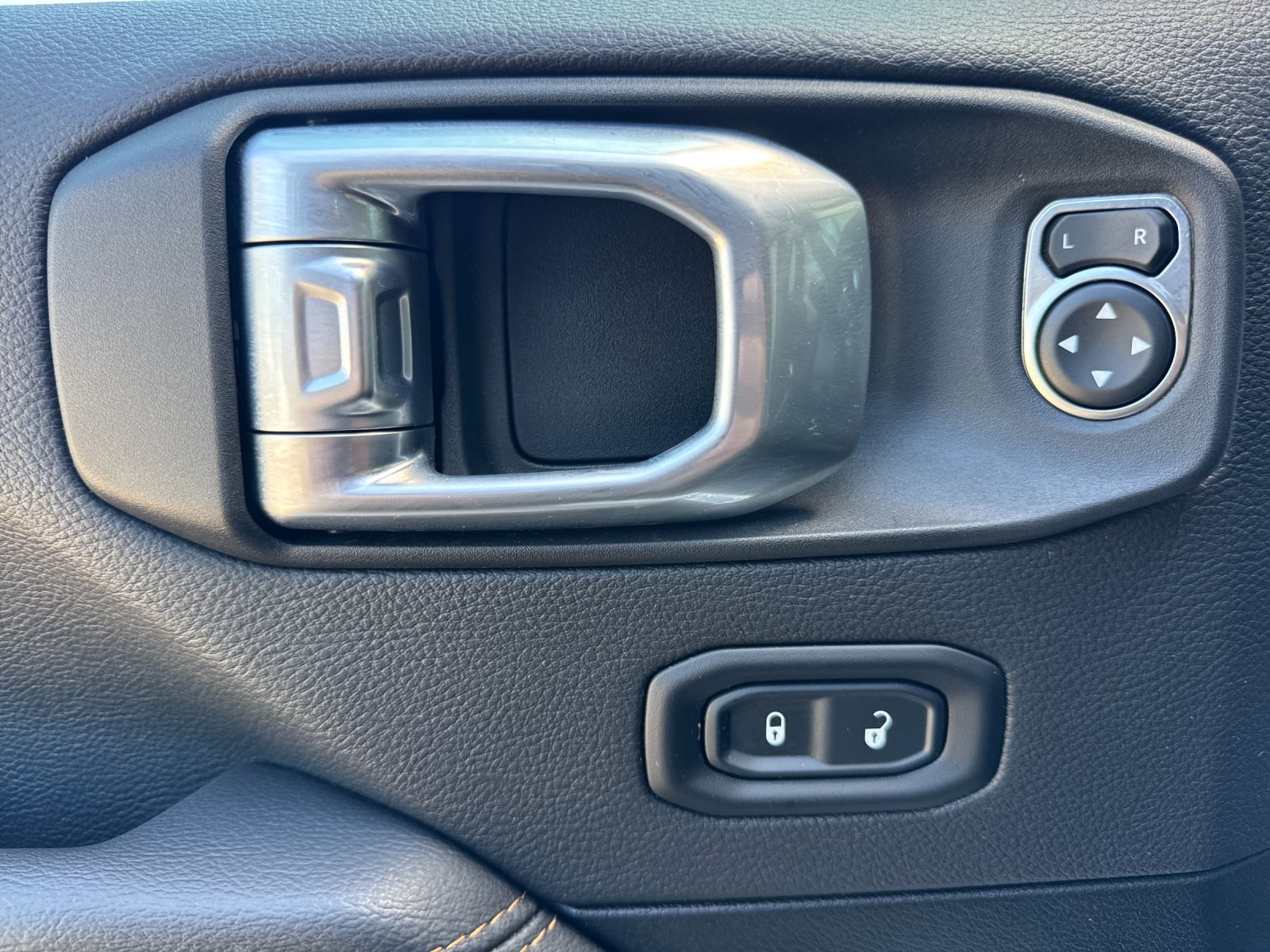 Used 2022 Jeep Wrangler Unlimited Sahara AWD/4WD image 11