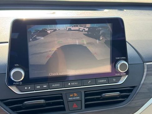 Used 2024 Nissan Altima 2.5 SV FWD image 14