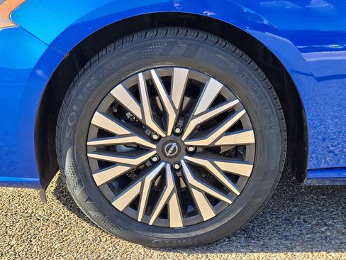Used 2025 Nissan Altima 2.5 SV FWD image 11