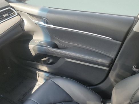 Used 2018 Toyota Camry XLE FWD image 14
