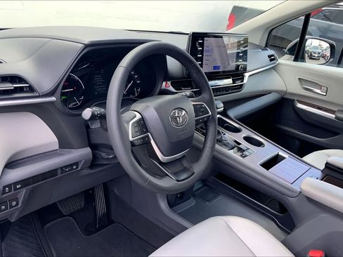 Used 2024 Toyota Sienna XLE FWD image 2
