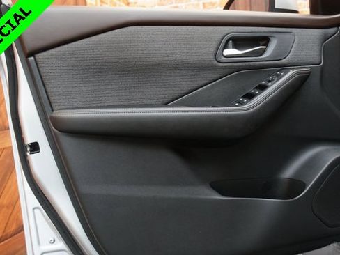 Used 2022 Nissan Rogue SV image 30