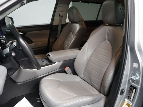 Used 2023 Toyota Highlander XLE image 27
