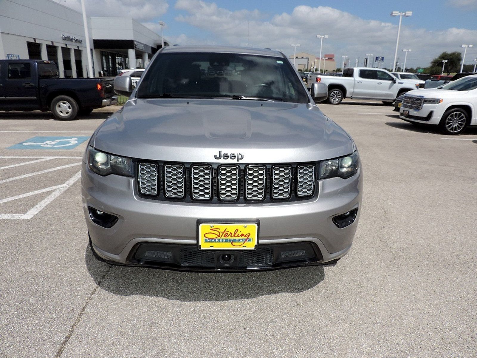 Used 2021 Jeep Grand Cherokee Laredo X RWD image 2